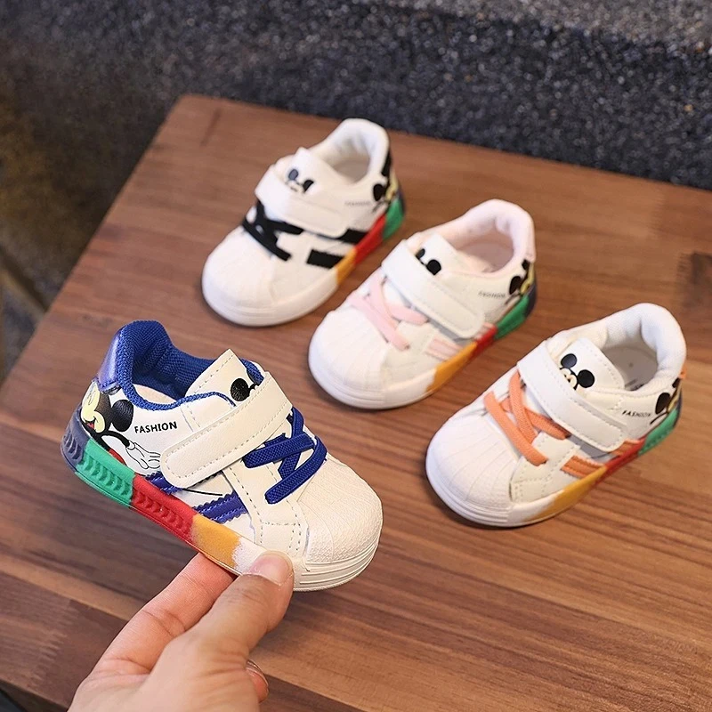 Buty sportowe dla niemowląt 2025, rozmiar 1-3 lata, unisex, oddychające, z miękką podeszwą antypoślizgową, białe, pierwsze buty do chodzenia dla maluchów.