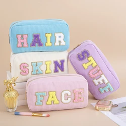 Bolsa de higiene pessoal macia Chenille Letter Makeup para meninas e mulheres adolescentes, Zipper Travel Bag, confortável, roxo, bonito, Preppy Patch, Stuff Organizer