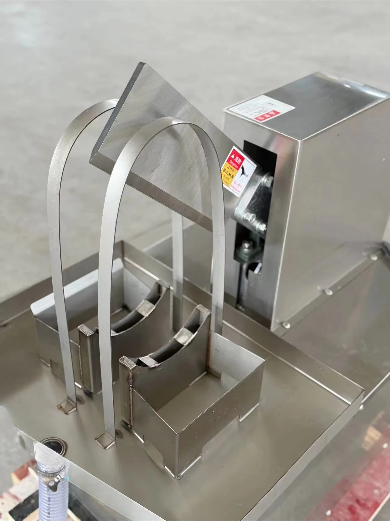 High Performance Electric Coconut Extractor & Juicer Machine with 2.2KW Power 110KG Heavy Duty for Green Coconut Processing