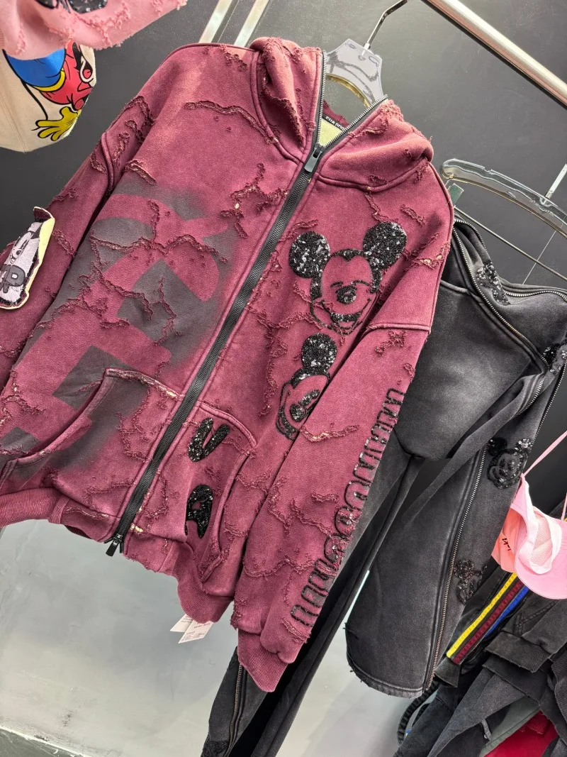 เสื้อแจ็คเก็ตมีฮู้ดลายการ์ตูนประดับลูกปัดสไตล์อินดัสเทรียลหนัก รุ่นใหม่ประจำฤดูหนาวปี 2025 สำหรับผู้หญิง ทรงหลวม แฟชั่น ผ้าฟลีซ แขนยาว ซิป