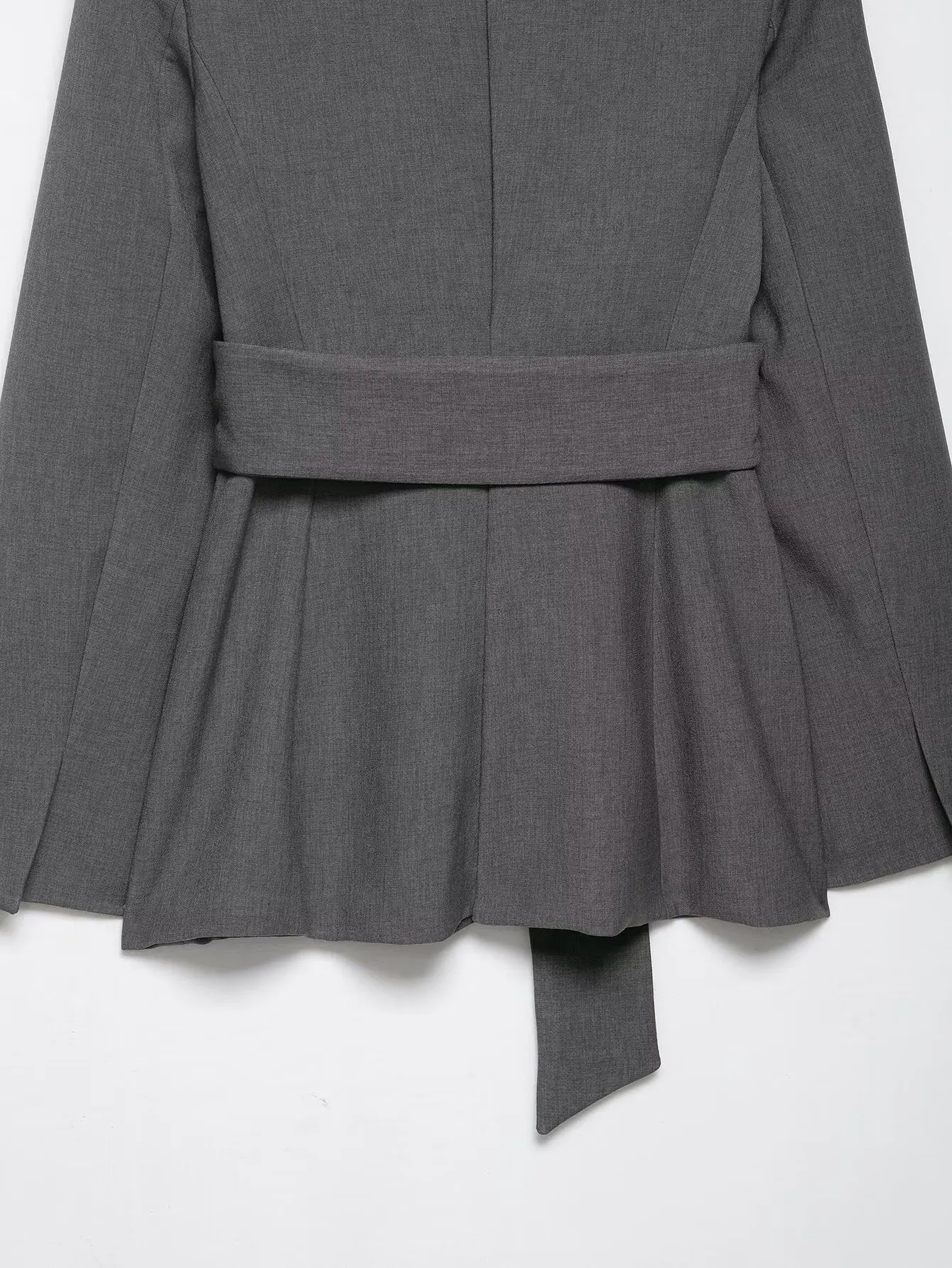 سترة نسائية لخريف 2025 كاجوال عصرية مبطنة بالكتف وحزام بلون سادة وحزام وطية صدر السترة