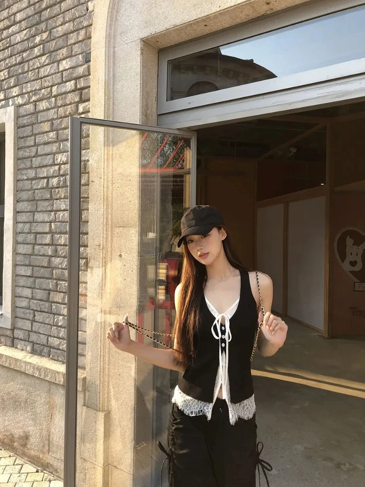 2025 صيف جديد بلا أكمام تانك القمم الدانتيل المرقعة وهمية قطعتين تي شيرت موضة حلوة كل مباراة سترة سوداء للنساء