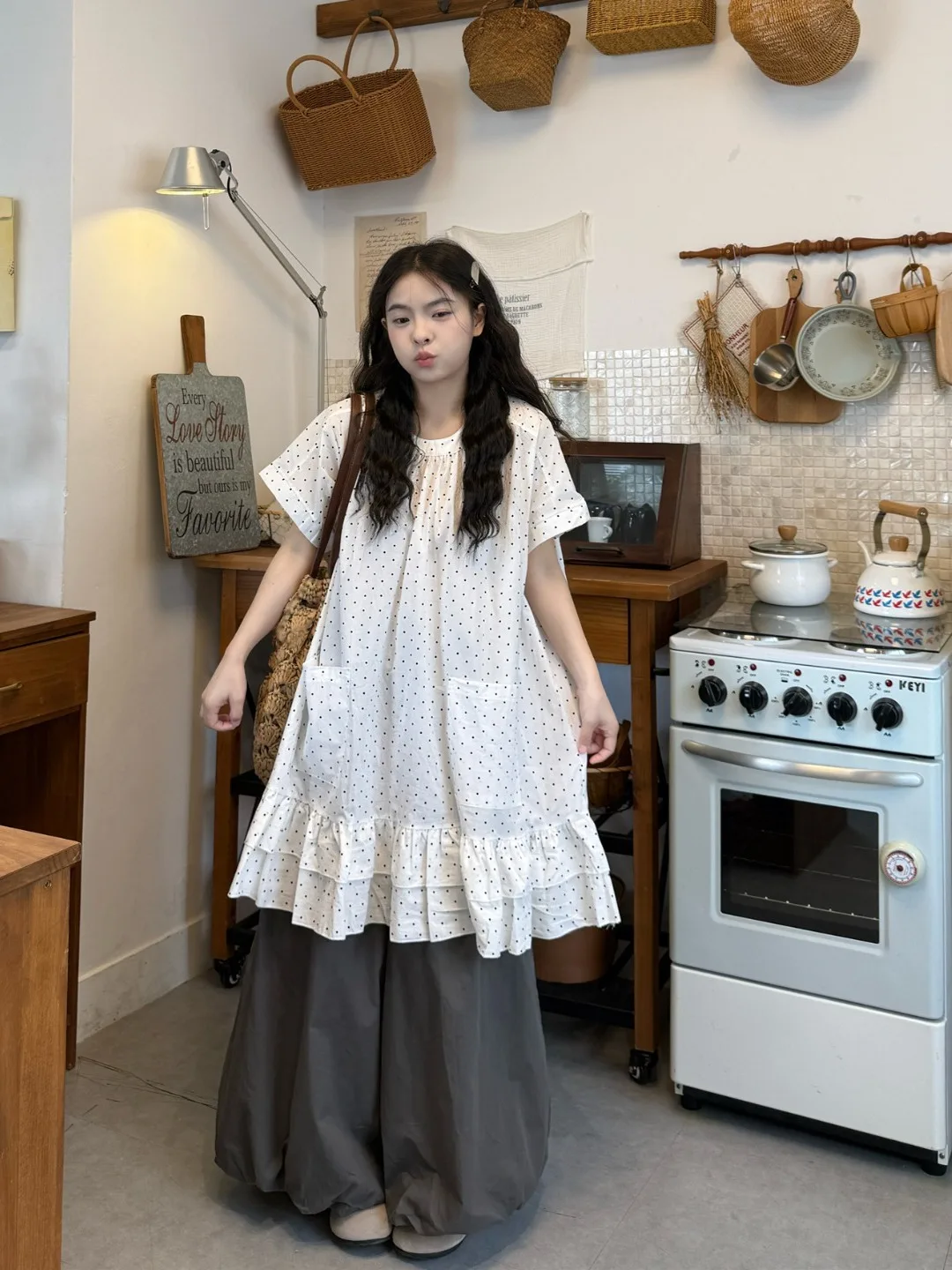 

Женский летний комплект больших размеров: рубашка в горошек с коротким рукавом и брюки-фонарики с высокой талией. Удобный свободный крой для повседневной носки.