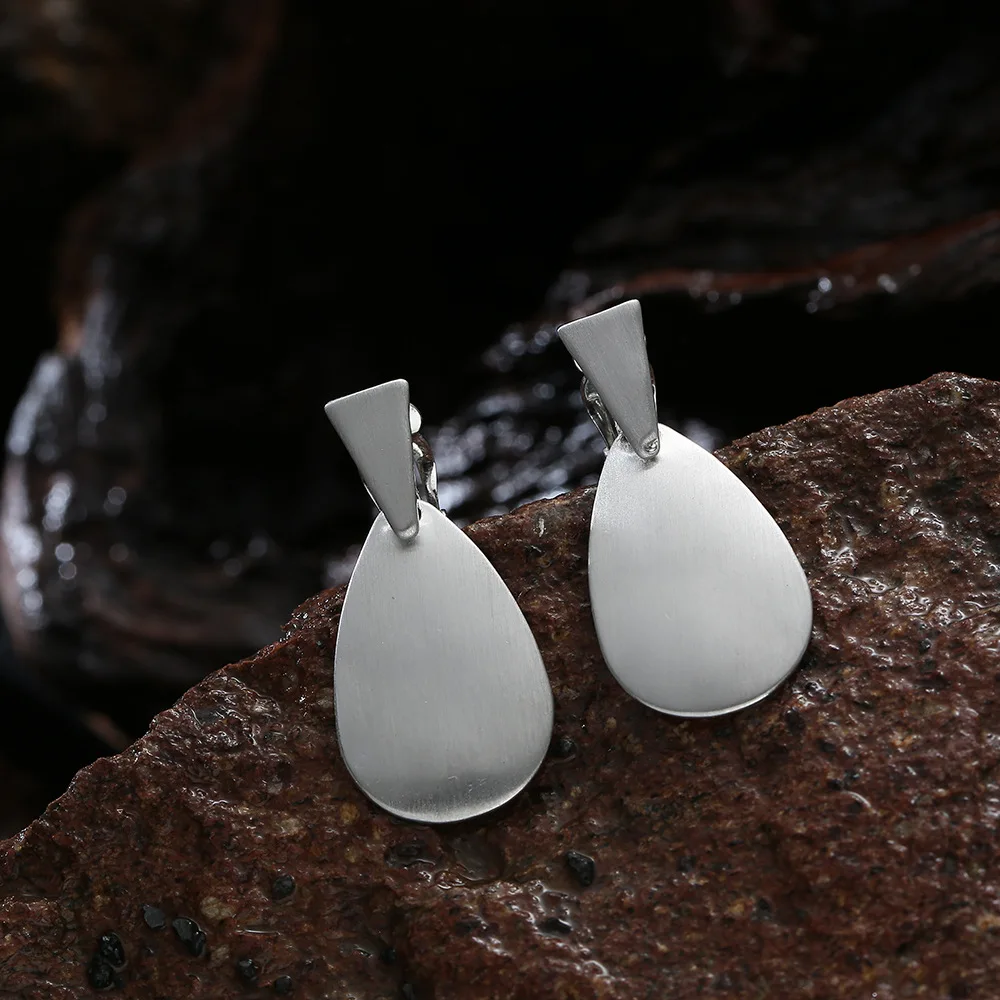Hot-selling European and American small and exquisite ear clips, fashionable geometric versatile drop-shaped brushed earrings