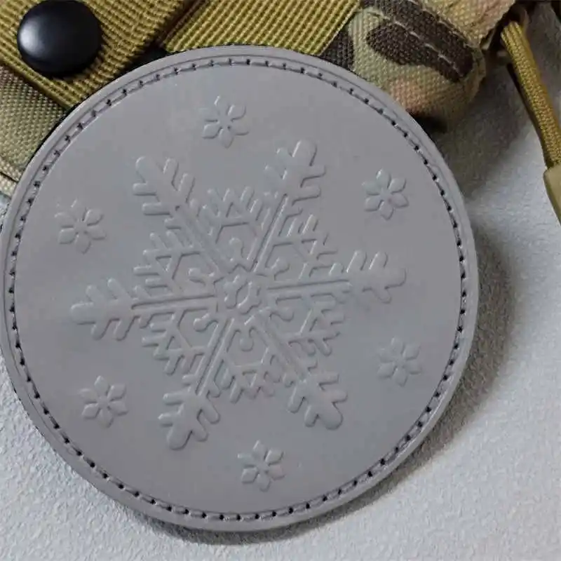 Parches tácticos reflectantes con velcro copos de nieve para ropa - imagen 3