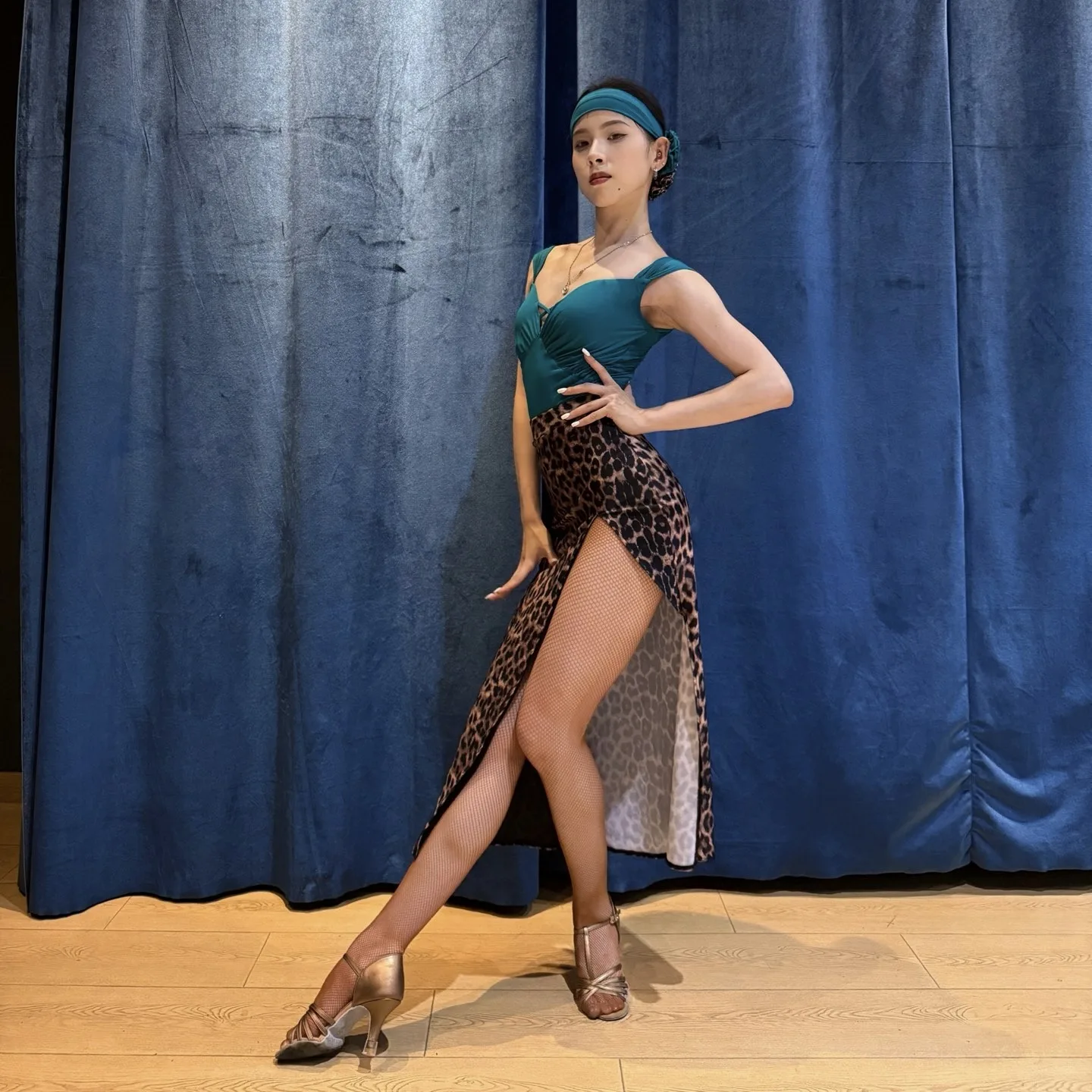 Vêtements de danse latine pour femmes, Rumba Samba Tango, hauts de danse, jupe léopard fendue, Costume de Performance Sexy, vêtements d'entraînement DNV24608