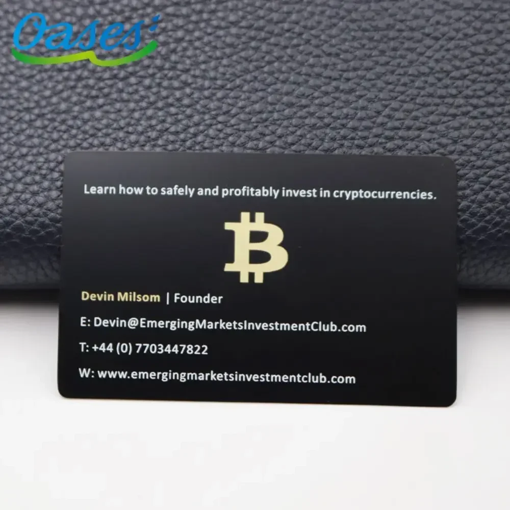 بطاقة ائتمان معدنية منقوشة بالليزر أنيقة وبأسعار معقولة وبطاقة ائتمان معدنية ذات خصم أسود مع تقنية رقاقة متكاملة