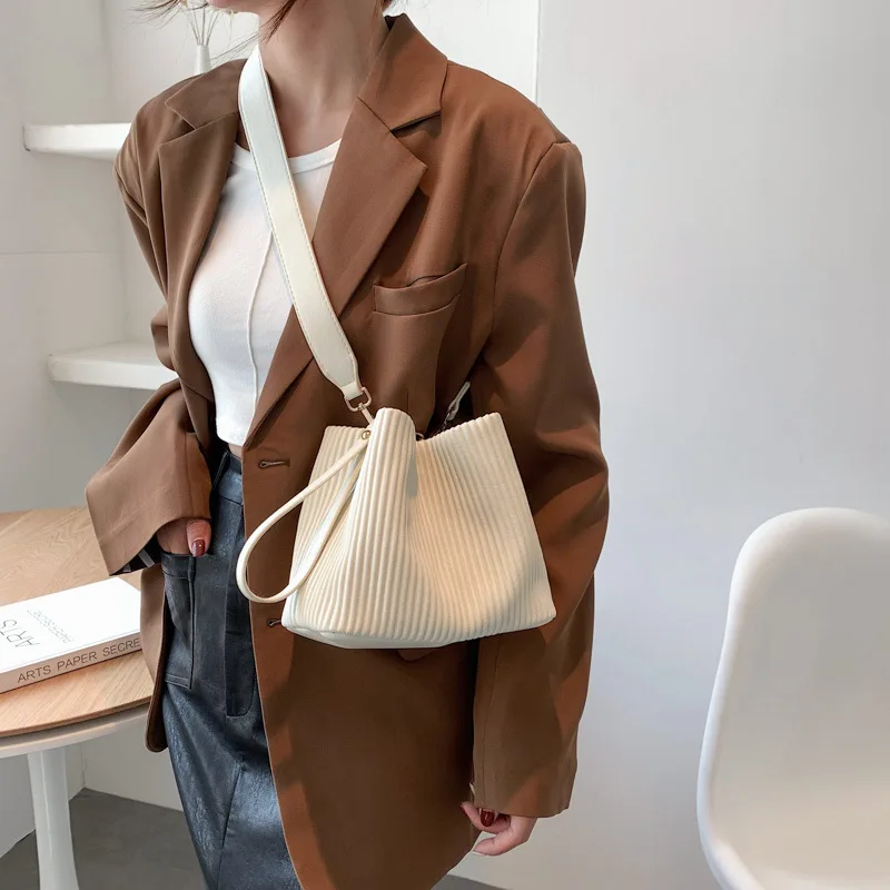 KK  2024 New Style Little Women Summer Versatile Wrinkle Texture Crossbody Large Capacity Bucket Underarm Bag bags female