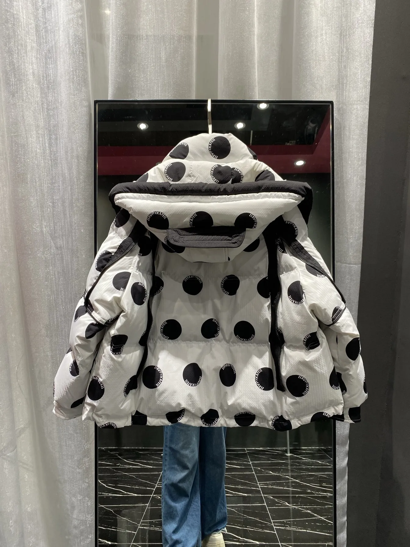 سترة على الطراز الكوري مطبوعة منقط باللون الأبيض للنساء لشتاء 2025 سترة جديدة سميكة ونحيفة بقلنسوة للنساء #3