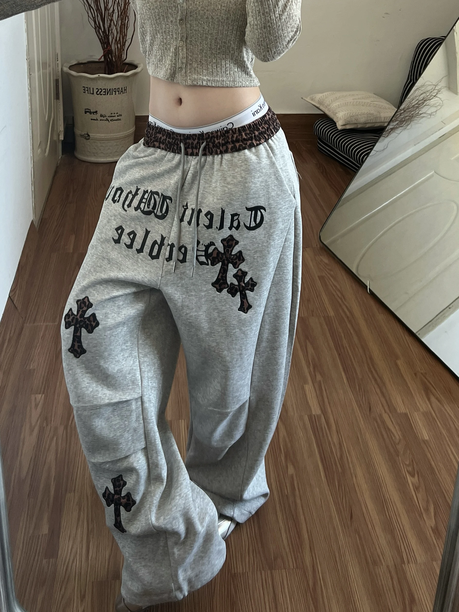 

Американские брюки с леопардовым принтом и вставками, широкие штанины, женские, осенне-зимние, с вышивкой букв, повседневные, свободные, стройнящие