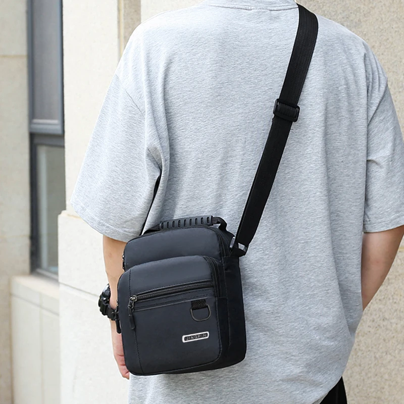 

The men's single-shoulder bag, made of business-grade nylon fabric, can be worn either crossbody or carried by hand.