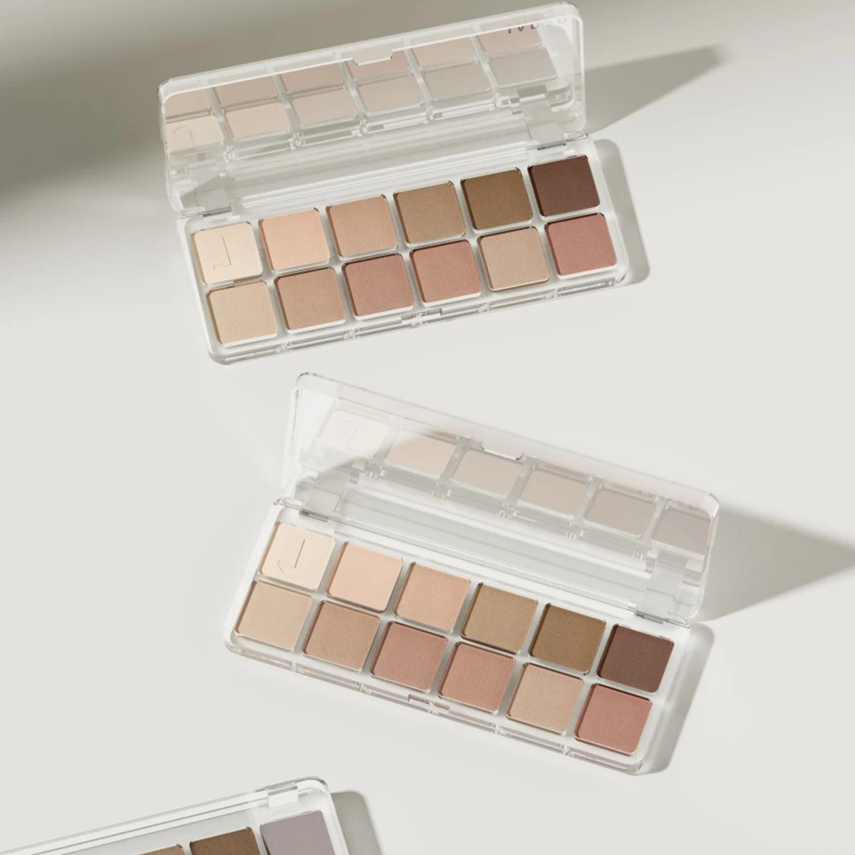 Paleta de sombras de 12 cores para aparência versátil diurna à noite – misturável, de longa duração e altamente pigmentada. Eleve seu olho Ma