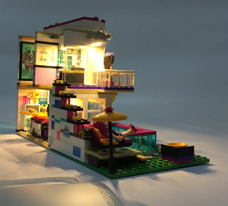 

Набор светодиодного освещения подходит для LEGO Friends Livi's Pop Star House 41135 (не включая строительные блоки)