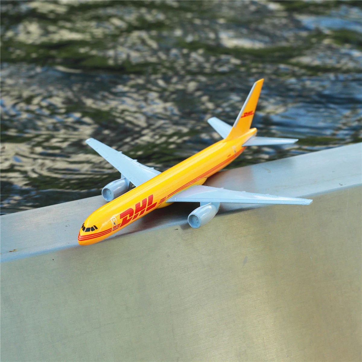 Skala 1:400 metalowe samoloty replika 15cm DHL Boeing 757 Model lotnictwa odlewania miniaturowe zabawki dla dzieci ozdoba do pokoju na prezent dla