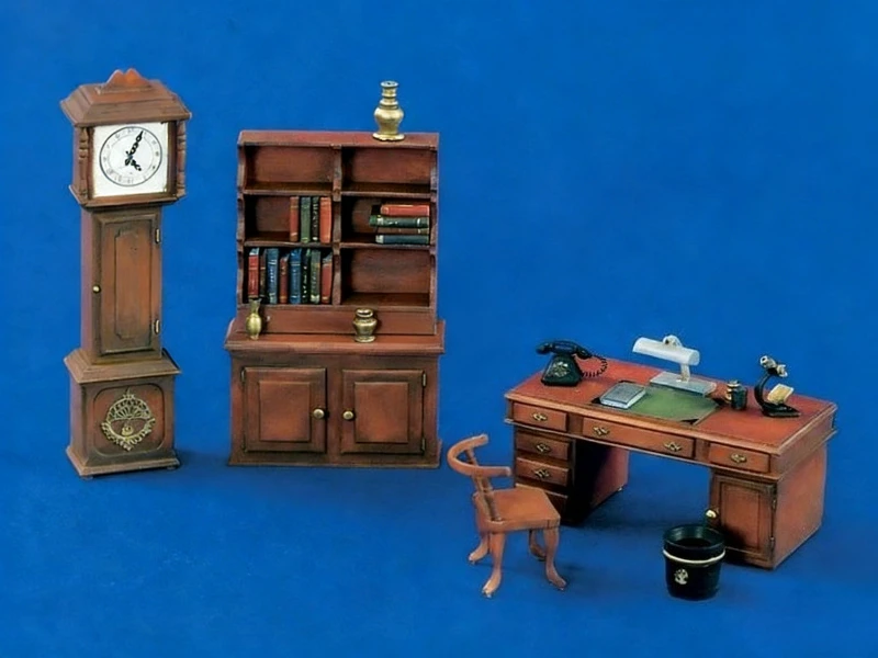 

Масштабная модель из литой смолы 1/35, сборный комплект, диорама с офисной мебелью 1930-х/1940-х годов, в разобранном и неокрашенном виде, без вытравленных деталей.