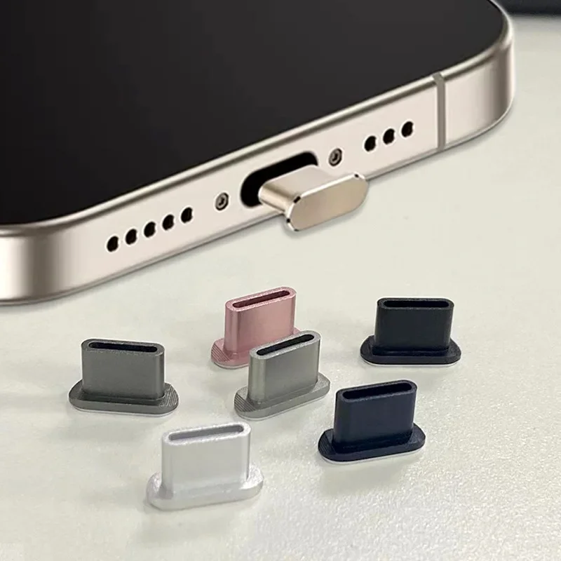 قابس غبار معدني لهاتف آيفون 17 برو ماكس 16 15 سلسلة هاتف من النوع C أغطية حماية لمنفذ الشحن مع حاوية تخزين