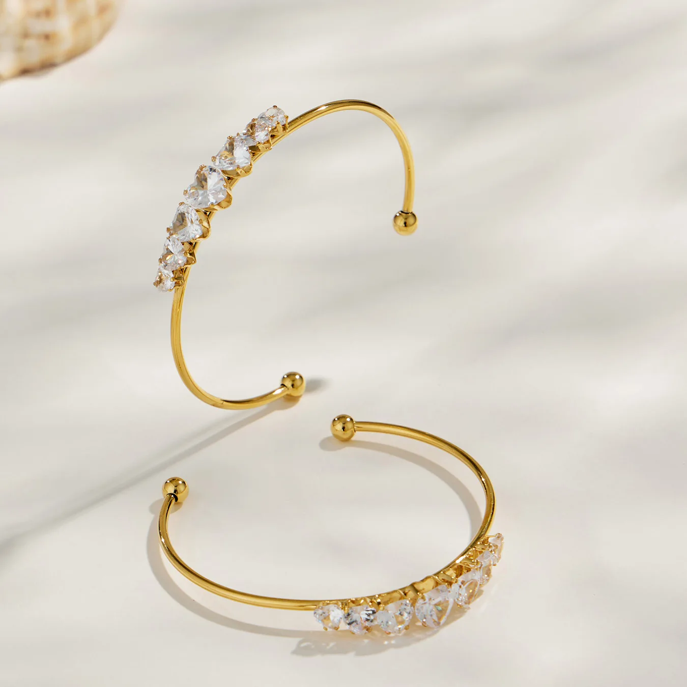 Edelstahl-Manschettenarmbänder mit Herz-Zirkon, Cubic Zirconia Armband, 18k vergoldete Armreifen, zierlicher Schmuck, Geschenk für Frauen – Detail 9