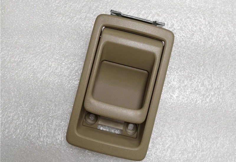 

Для Highlander третья ручка сиденья, переключатель складывания заднего сиденья