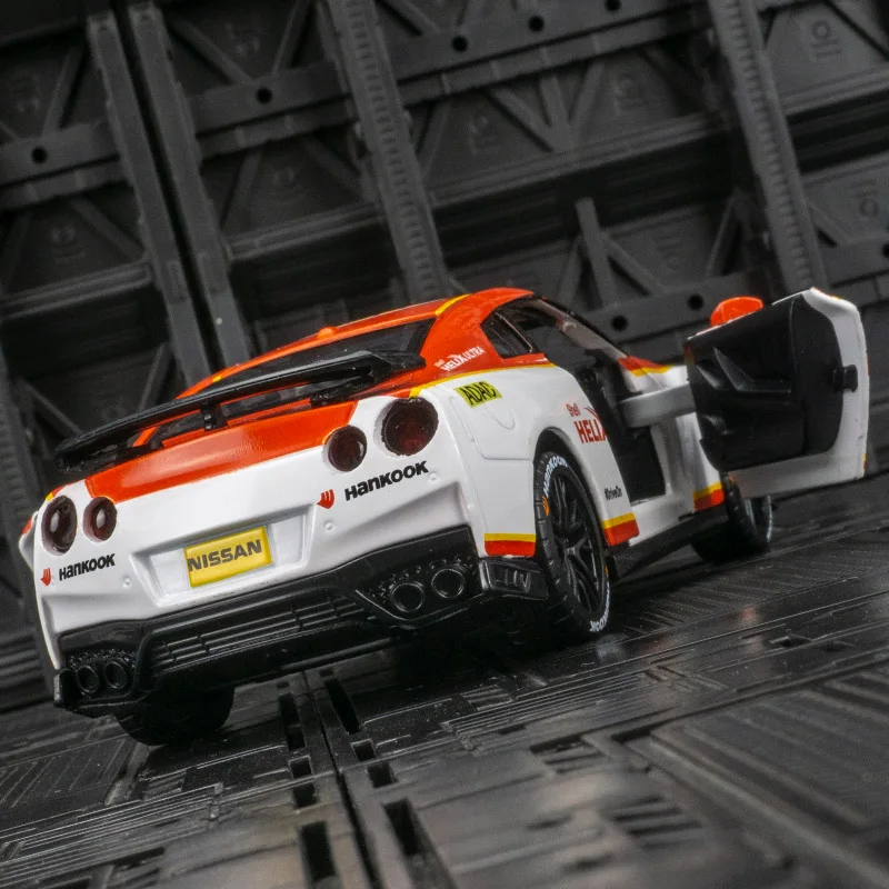 Nissan GTR-Modelo de carro de brinquedo fundido para crianças, liga, som e luz, colecionáveis, presente de aniversário, 1:32, 2020