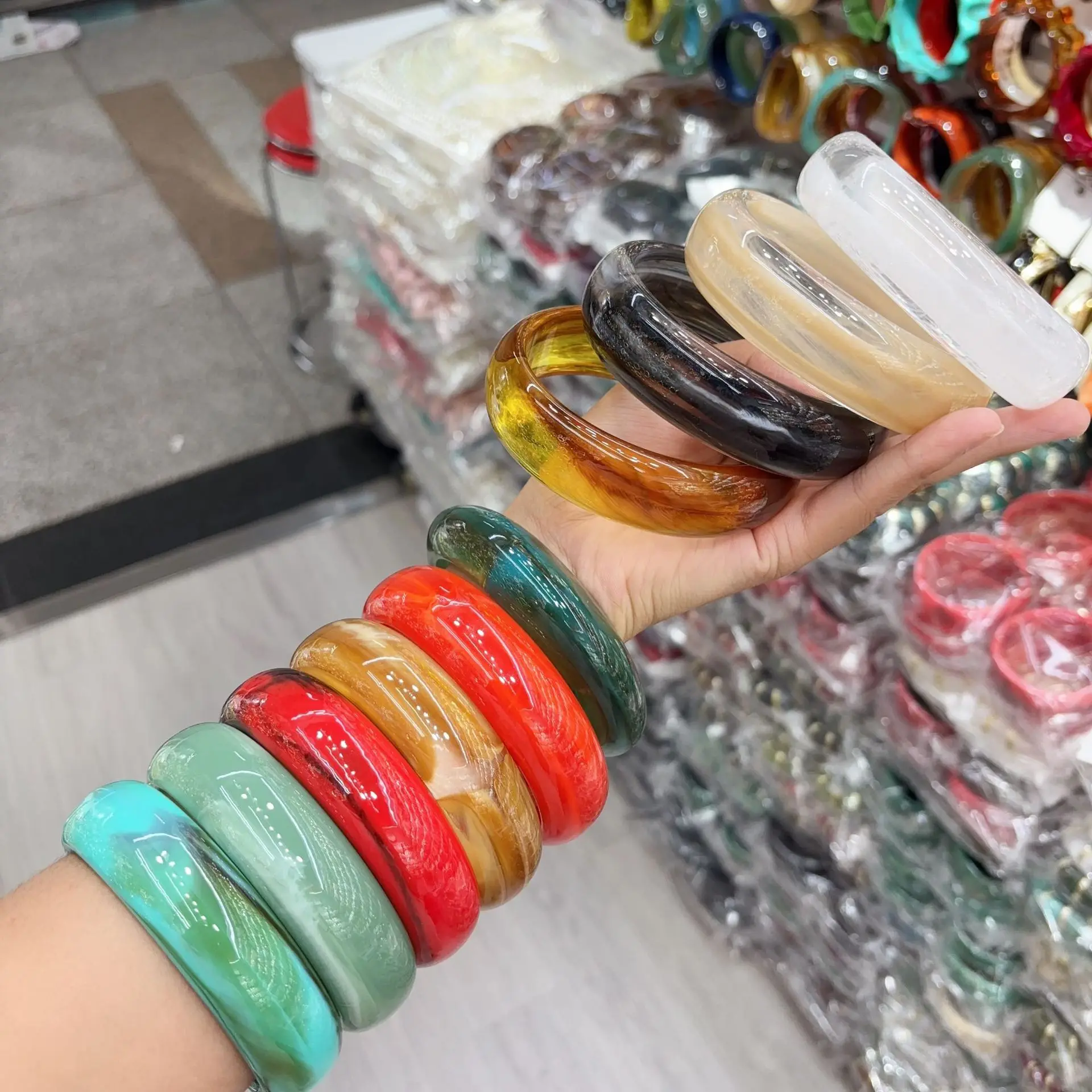 European and American exaggerated wide-faced round bracelet smudged two-color dynamic acrylic environmental protection bracelet
