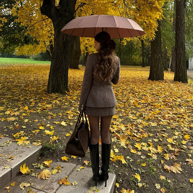 Eleganckie komplety damskie, dopasowane płaszcze z wysokim kołnierzem zapinane na jeden guzik, mini spódniczki, garnitury wełniane, dwuczęściowe zestawy, modne stroje damskie 2025.