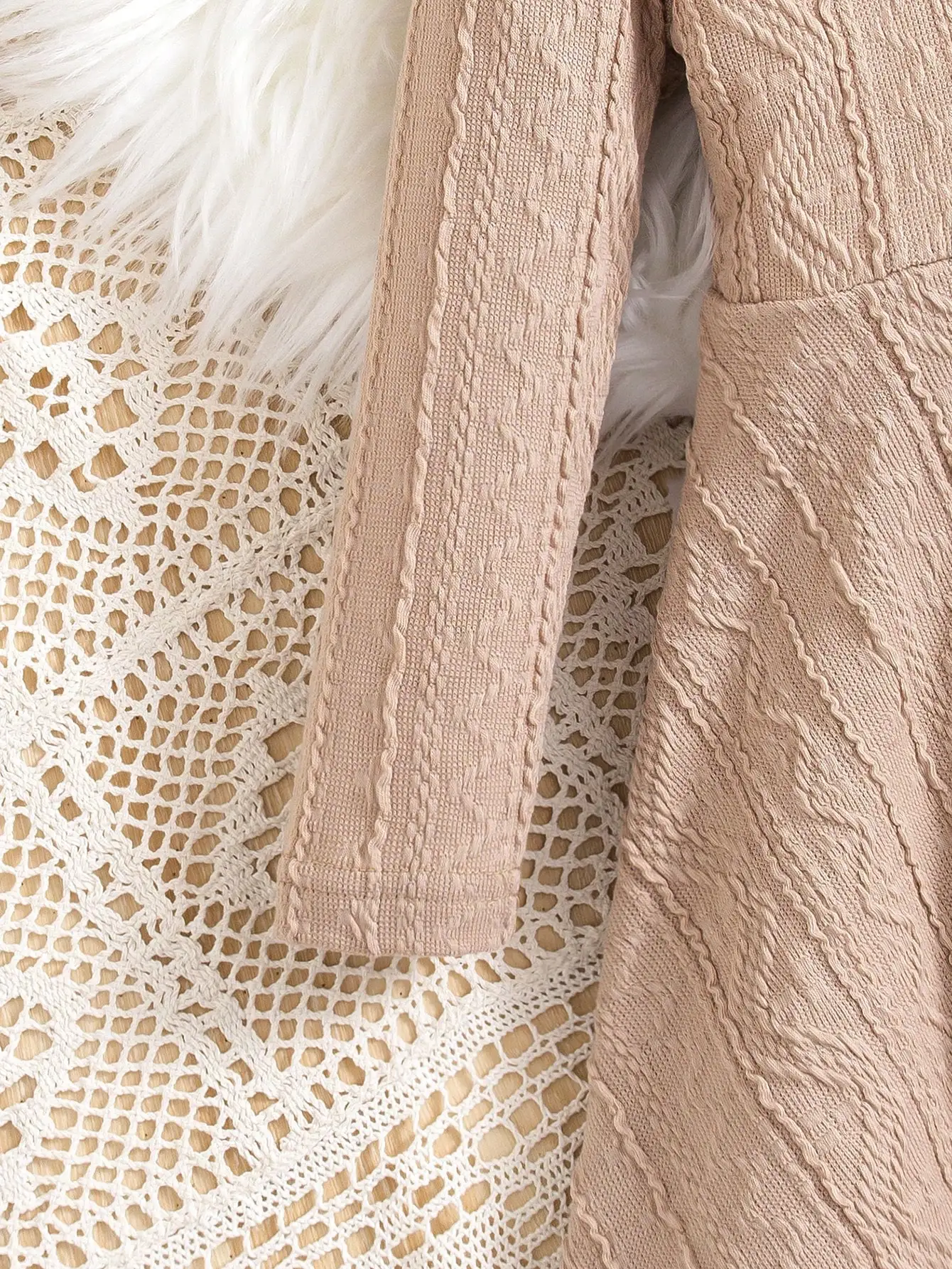 ملابس يومية كاجوال للفتيات: فستان جاكار محكم بلون ميلارد وأكمام طويلة وأزرار سفلية على شكل حرف A + ياقة قطيفة دافئة وناعمة على الوجهين. فستان داخلي كاجوال ولكن أنيق ومتعدد الاستخدامات لخريف وشتاء