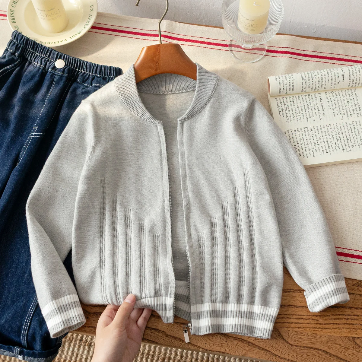 Boys' Long-Sleeved Knitted Cardigan with Vertical Stripe Texture Knitted Jacket Suitable for Campus Daily Life in Autumn and Win
