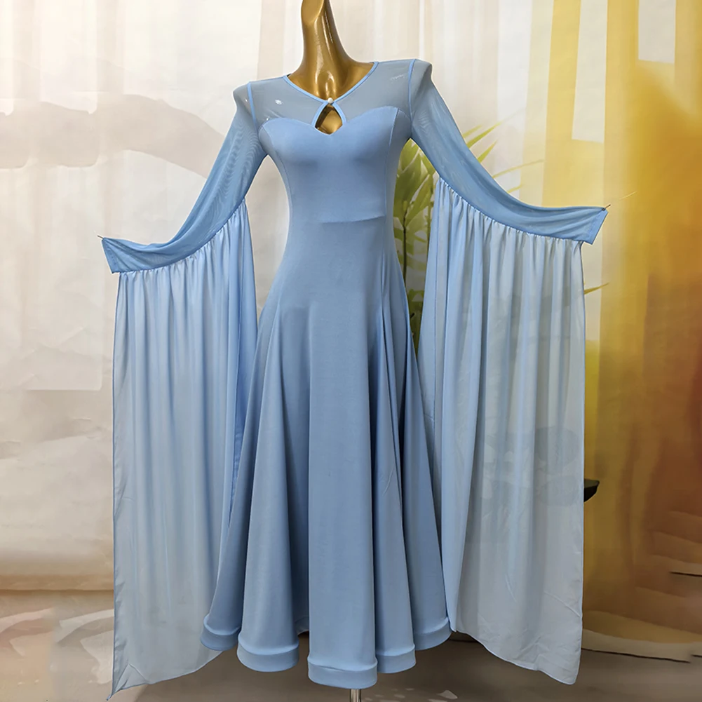 Strój dla damskiego zespołu tanecznego, czerwona sukienka do ćwiczeń tańca towarzyskiego, jasnoniebieska sukienka do walca, czarna sukienka z dużymi rękawami.