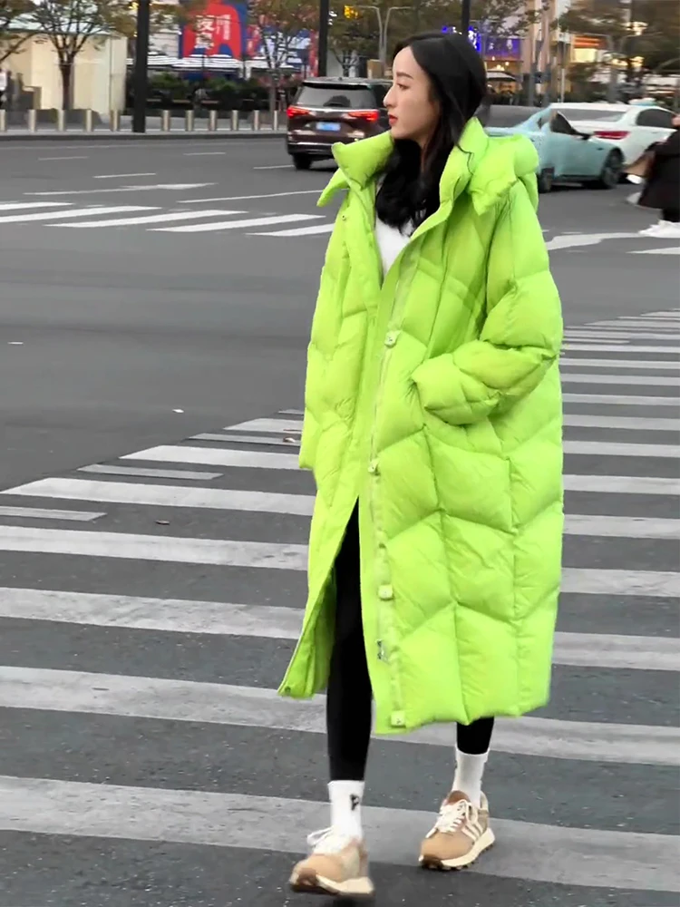 Długi, ocieplany płaszcz puchowy z kapturem, luźny, biały, zimowy, ciepły, idealny do dojazdów do pracy.