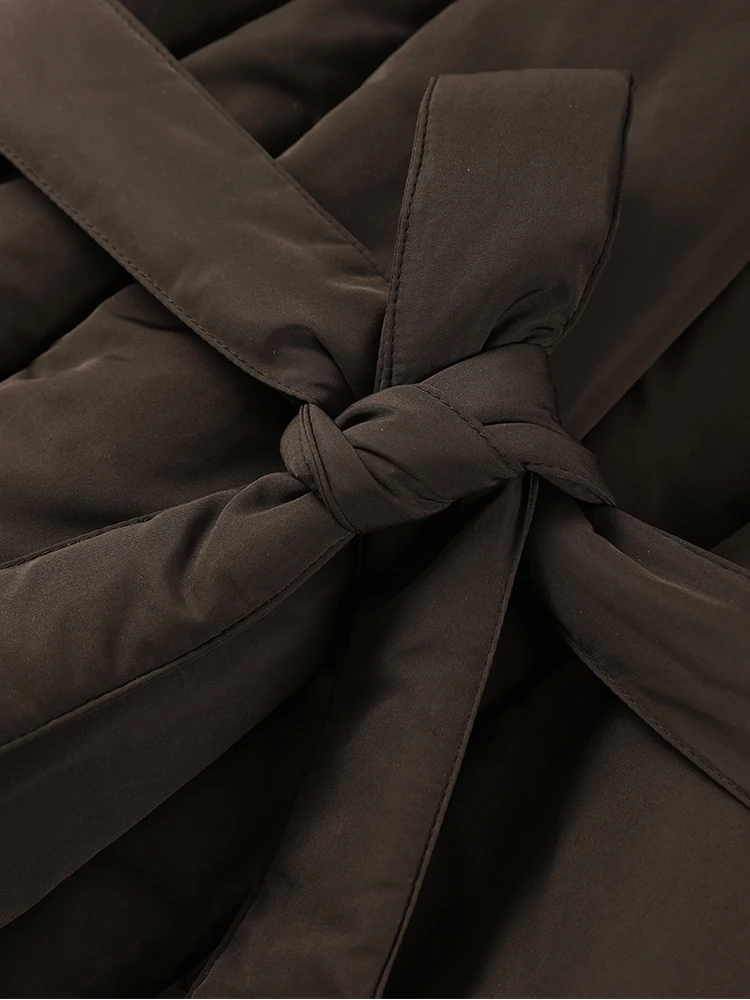 เสื้อโค้ทแฟชั่นผู้หญิงแบบใหม่ ปี 2025  เสื้อคลุมฤดูหนาวแบบผูกเชือก มีกระเป๋า แขนยาว คอวี ผ้าหนา อุ่น สีน้ำตาล สีดำ ผ้าฝ้าย