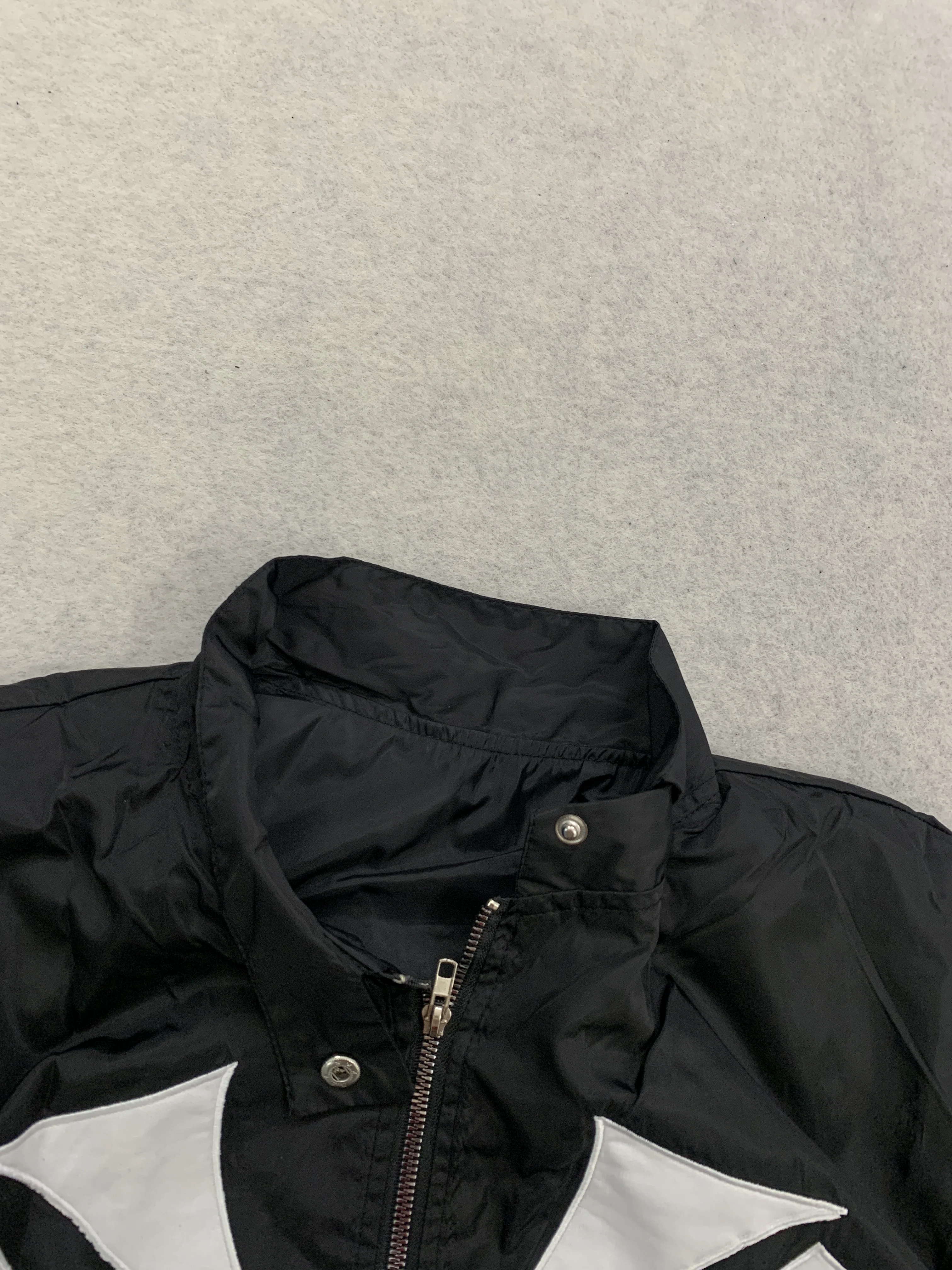 Kurze Jacke mit Oversize-Puffärmeln, Stehkragen, durchgehendem Reißverschluss, mehreren Reißverschlusstaschen und großem Logo-Print für Herren, Street-Skate-Alltagsoutfit. – Detail 9
