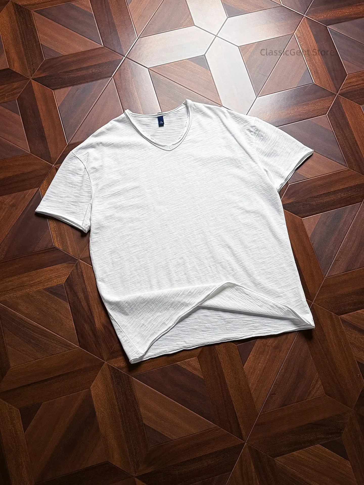 Retro washed ready-to-wear is dyed without deformation, and the customized 9.5OZ pure cotton non-elastic loose V-neck T-shirt.