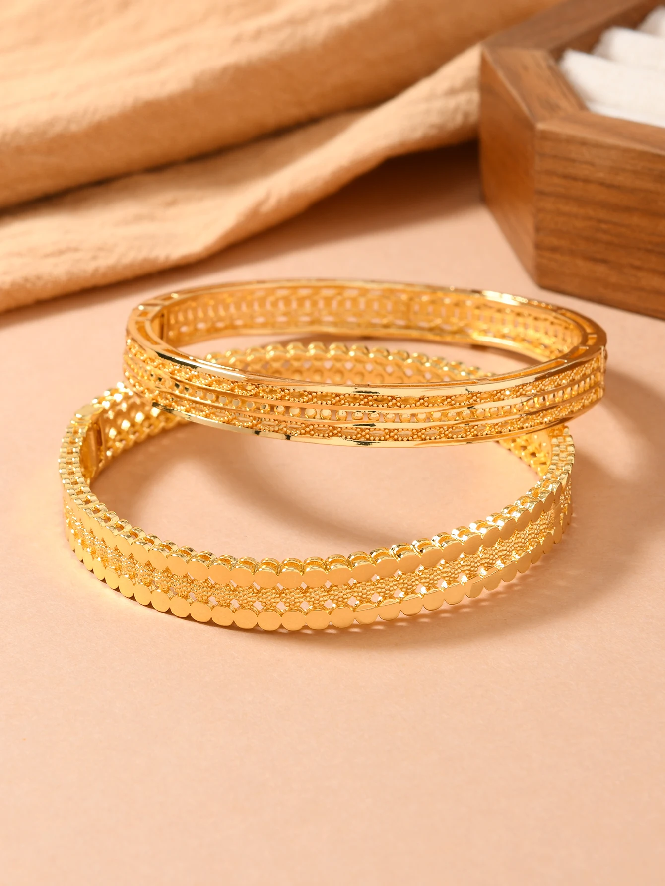 قطعتان من سوار نسائي أصفر متعدد الطبقات من النحاس المطلي بالذهب على الطراز العربي السعودي في الشرق الأوسط متعدد الطبقات بإبزيم مفتوح #6