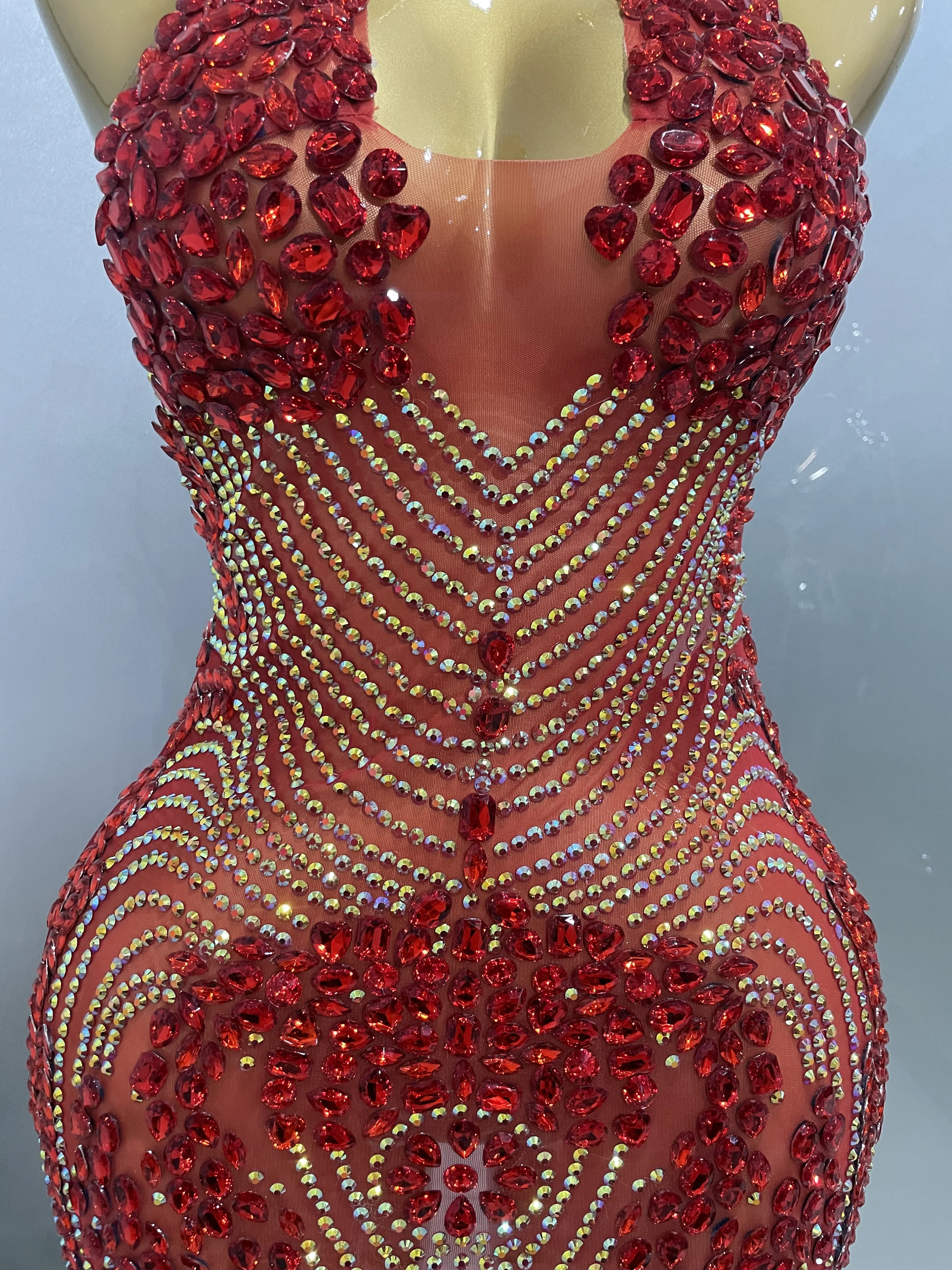 Abito corto in velluto senza schienale con strass scintillanti rossi sexy 2025 Nuovo ballo di fine anno per le donne Festeggia l'abbigliamento da palcoscenico per la festa di compleanno
