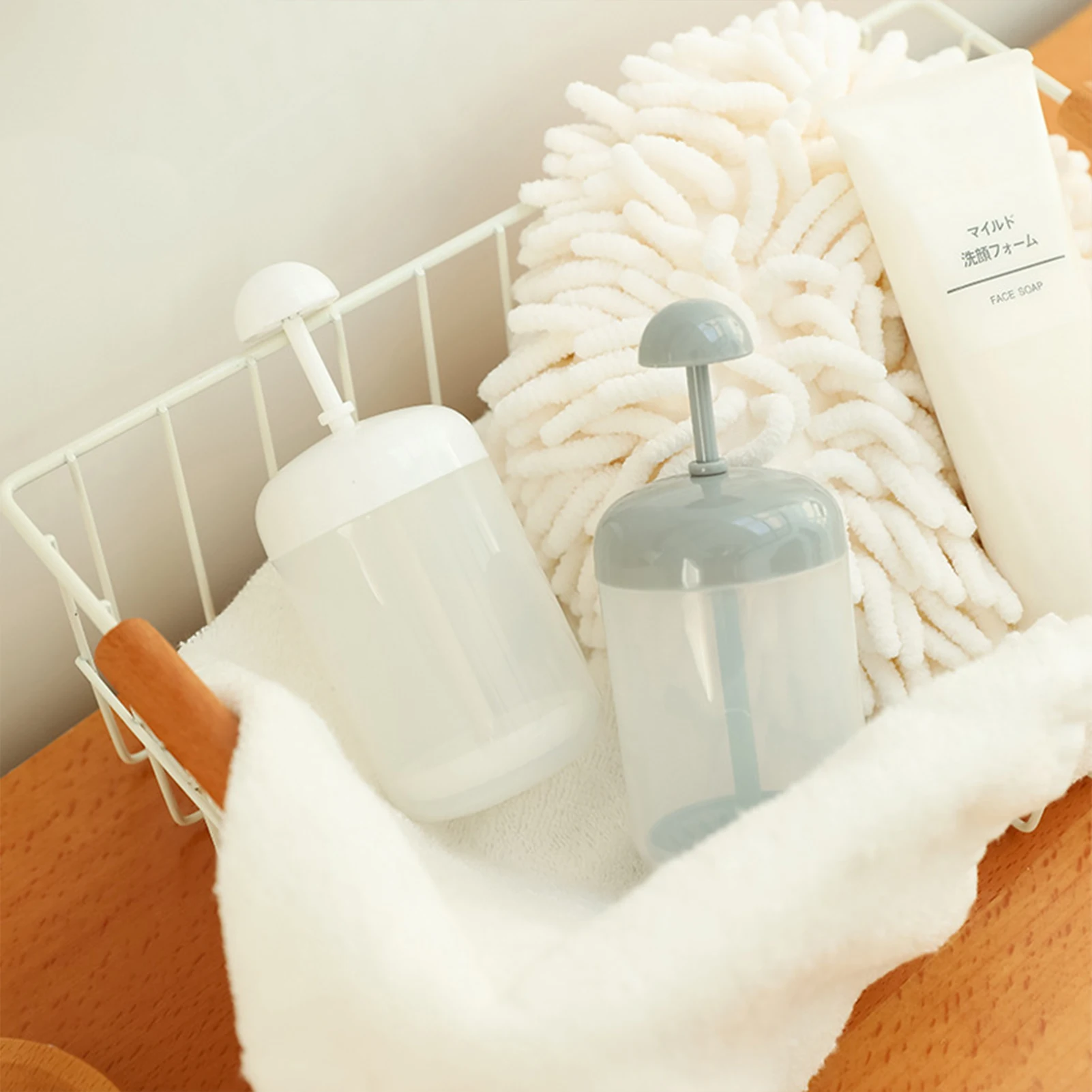 Travelers Facial Cleanser Foam Dispenser Portable Travel Friendly PP Material Bubble Maker for Daily Skin Care Durable