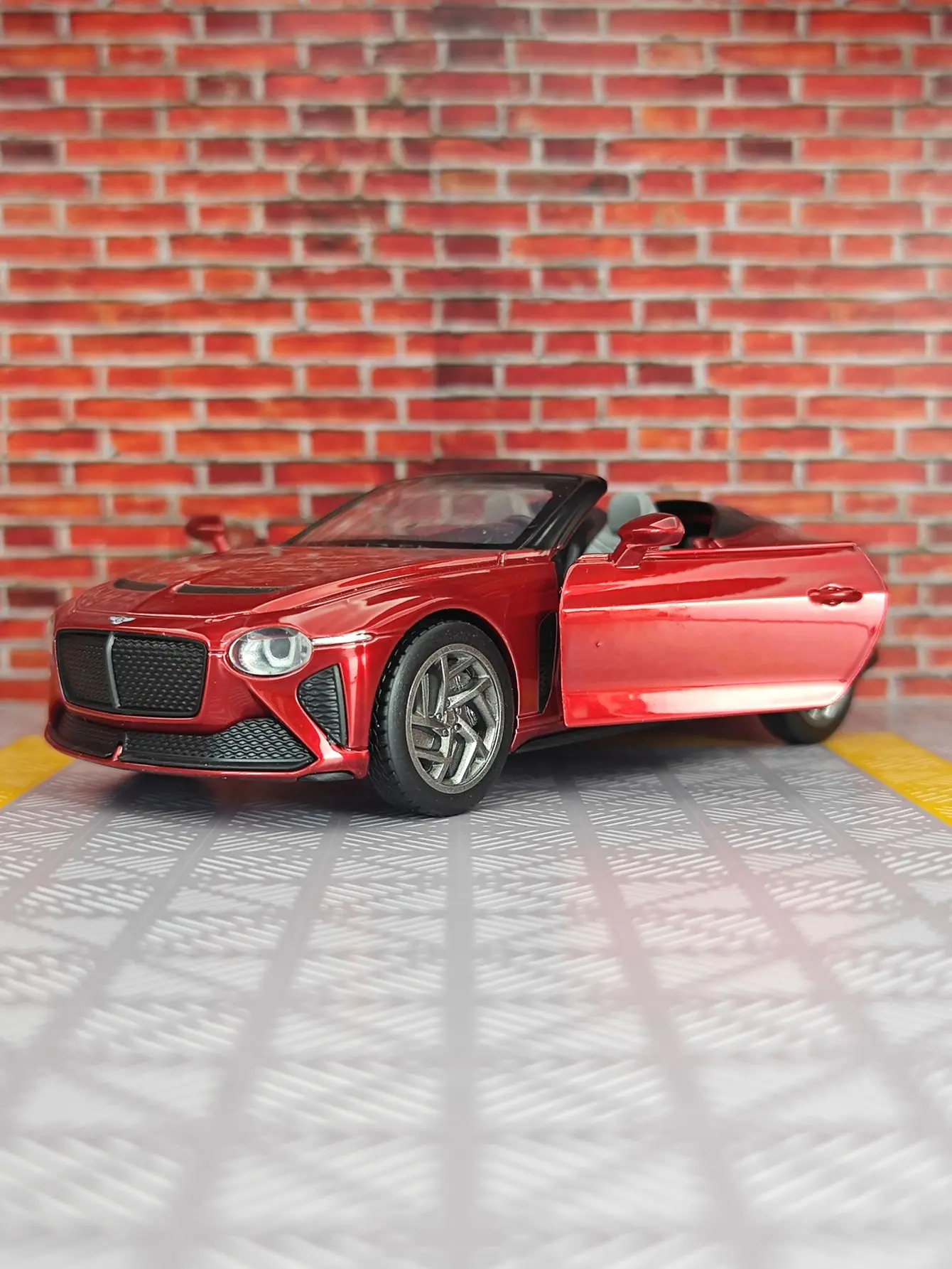 

1:32 Simulation Bentley Mulliner Bacalar alloy convertible supercar model car doors on both sides that can be opened