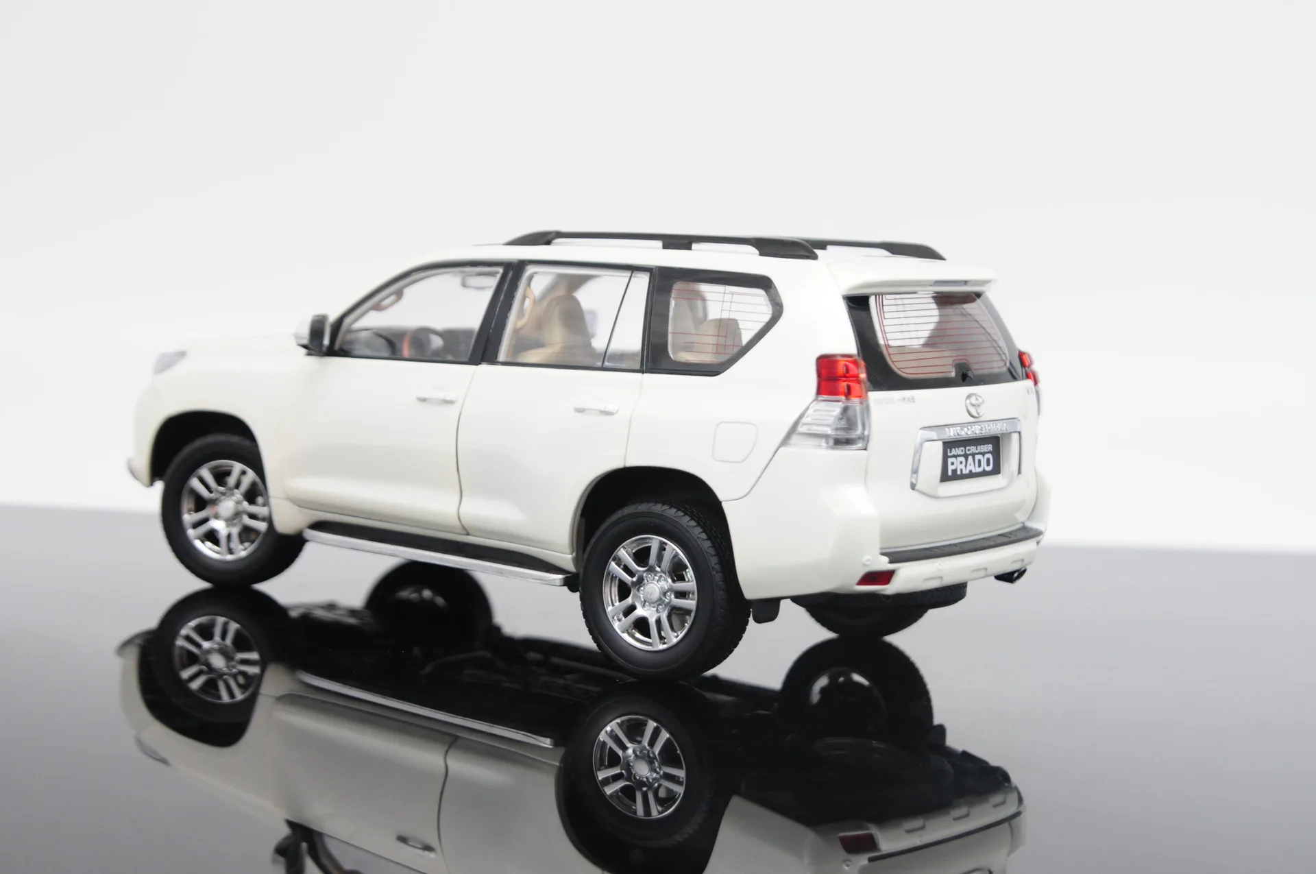 FAW-Carro de Liga de Quatro Portas com Janela Completa, Toyota Prado, Overbearing 2010, 1:18 Modelo, Coleção Clássica, Simulation Gift, Novo