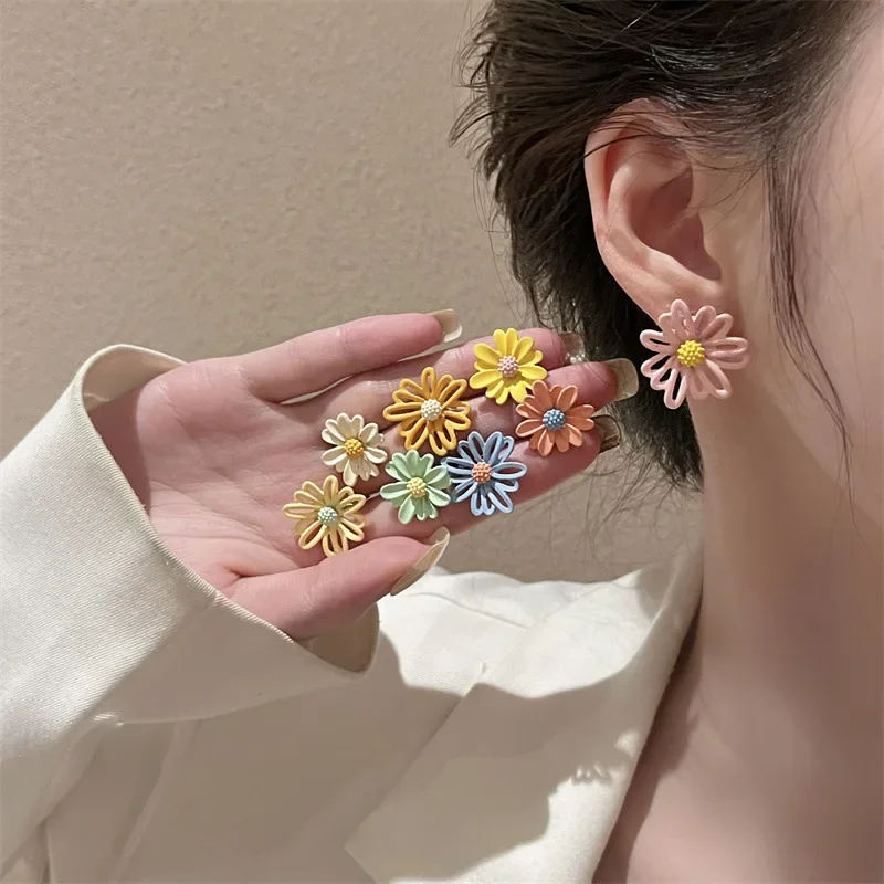 S925 Silver Needle Asymmetric Small Petal Flower Earrings Female Trendy Spring Fresh Versatile Cute Daisy Flower Stud Earrings