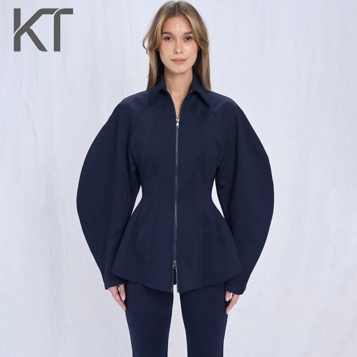 

Элегантный темно-синий пиджак KT для женщин: с пышными рукавами, на молнии, приталенный, с баской, для офиса и вечеринок