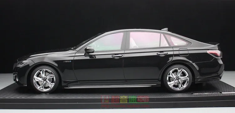 IG 1:18 Scale Crown 220 3.5L RS Advance Resin Car Model