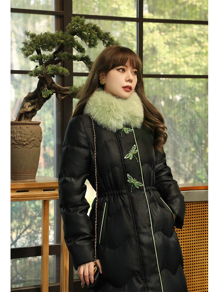 

Легкое пальто из перьев с оригинальным дизайном, длинной строчкой, меховым воротником, приталенным силуэтом и винтажным белым цветом.