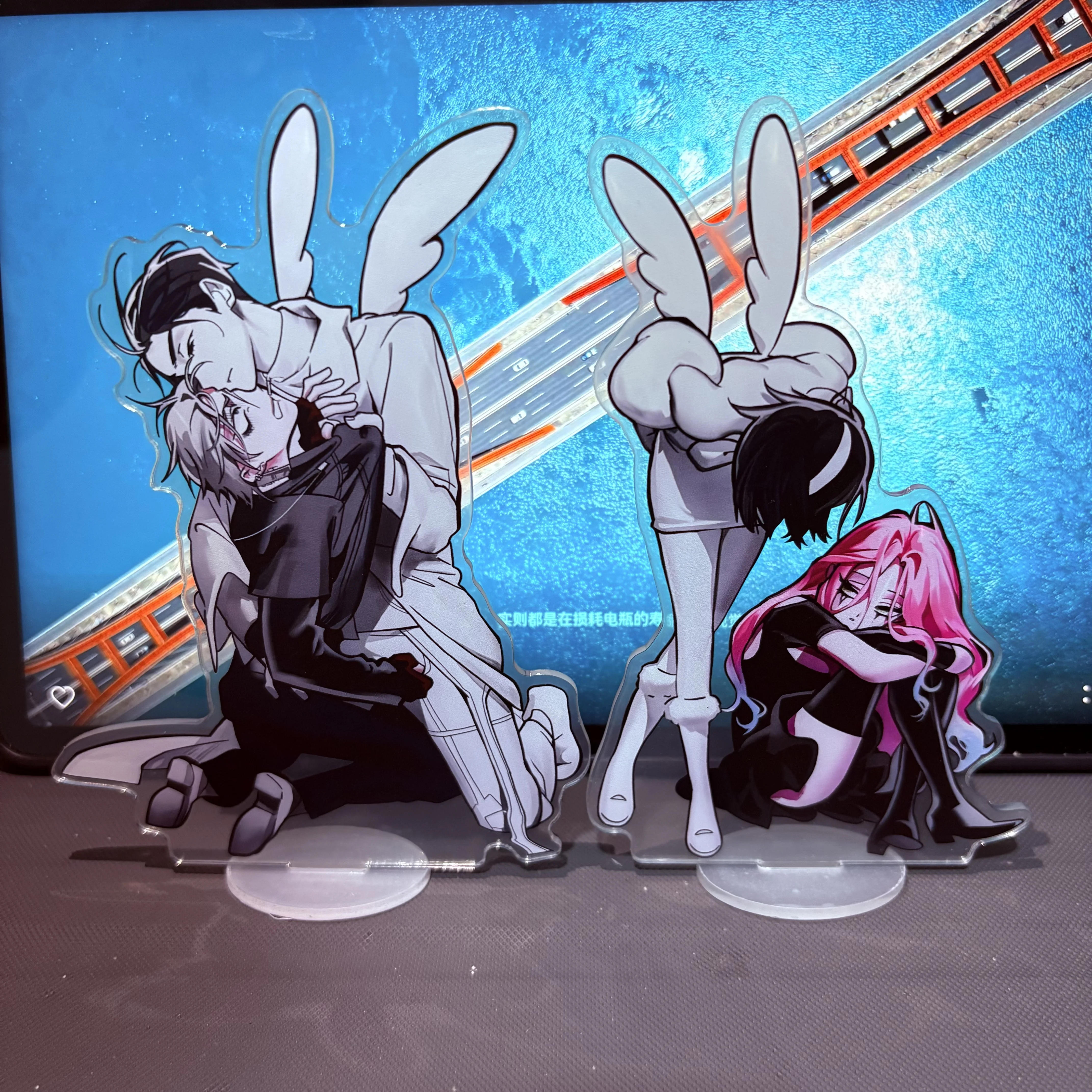 Alien Stage Acrilico Action Anime Figure Stand Tavolo in bianco e nero Decorazione della stanza Giocattoli Amici Bestie Regalo di compleanno per bambini