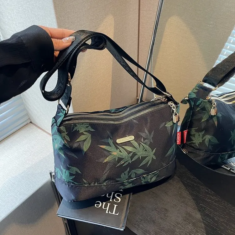 nova-bolsa-transversal-feminina-de-tecido-oxford-leve-2026-estilo-casual-chique-com-alca-Unica-e-design-estampado-essencial-p