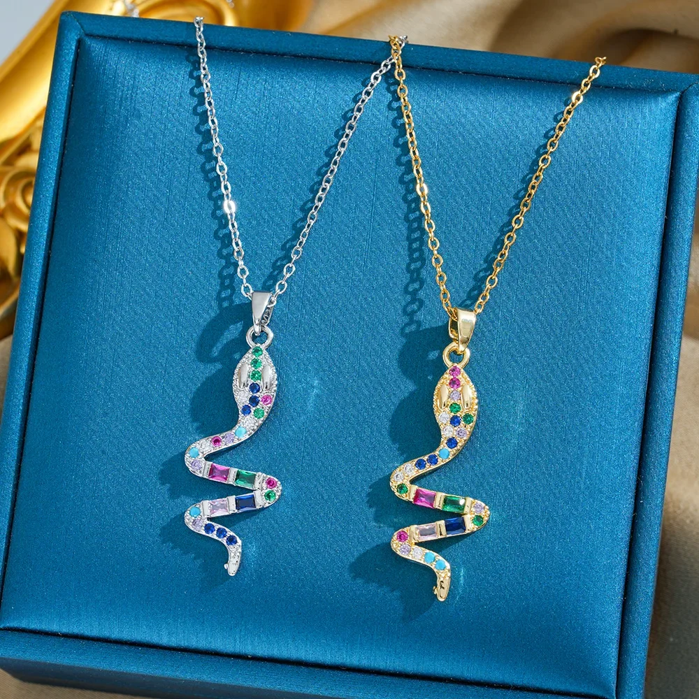 

Это уникальное многофункциональное женское колье из микроинкрустированной цветной циркониевой змеи и титановой стали, новейшее в 2025 году.