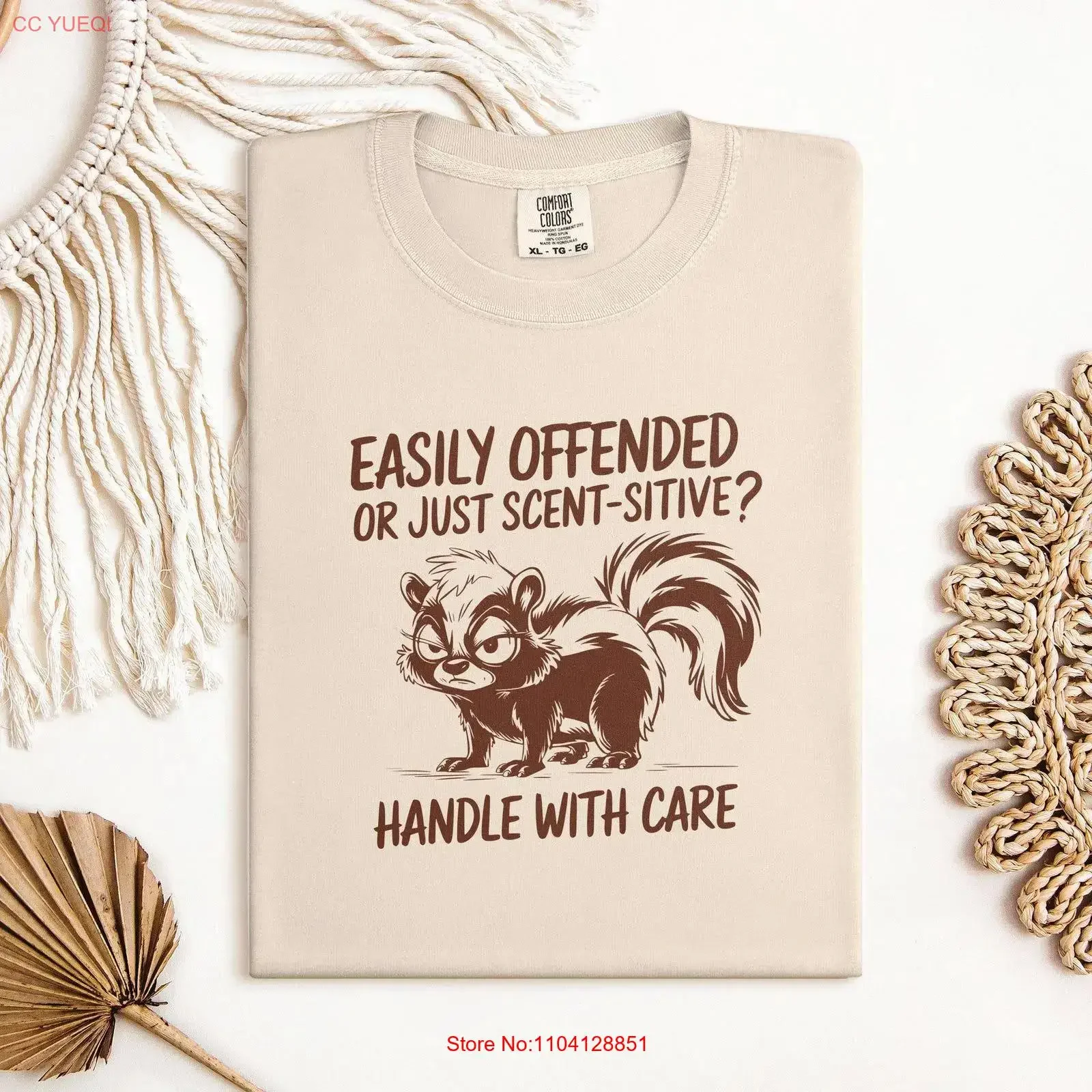 

Легко смена или просто аромат, сидящая футболка Skunk, забавная ручка с уходом, юмористическая идея для животных, винтажная стираная универсальная мужская футболка