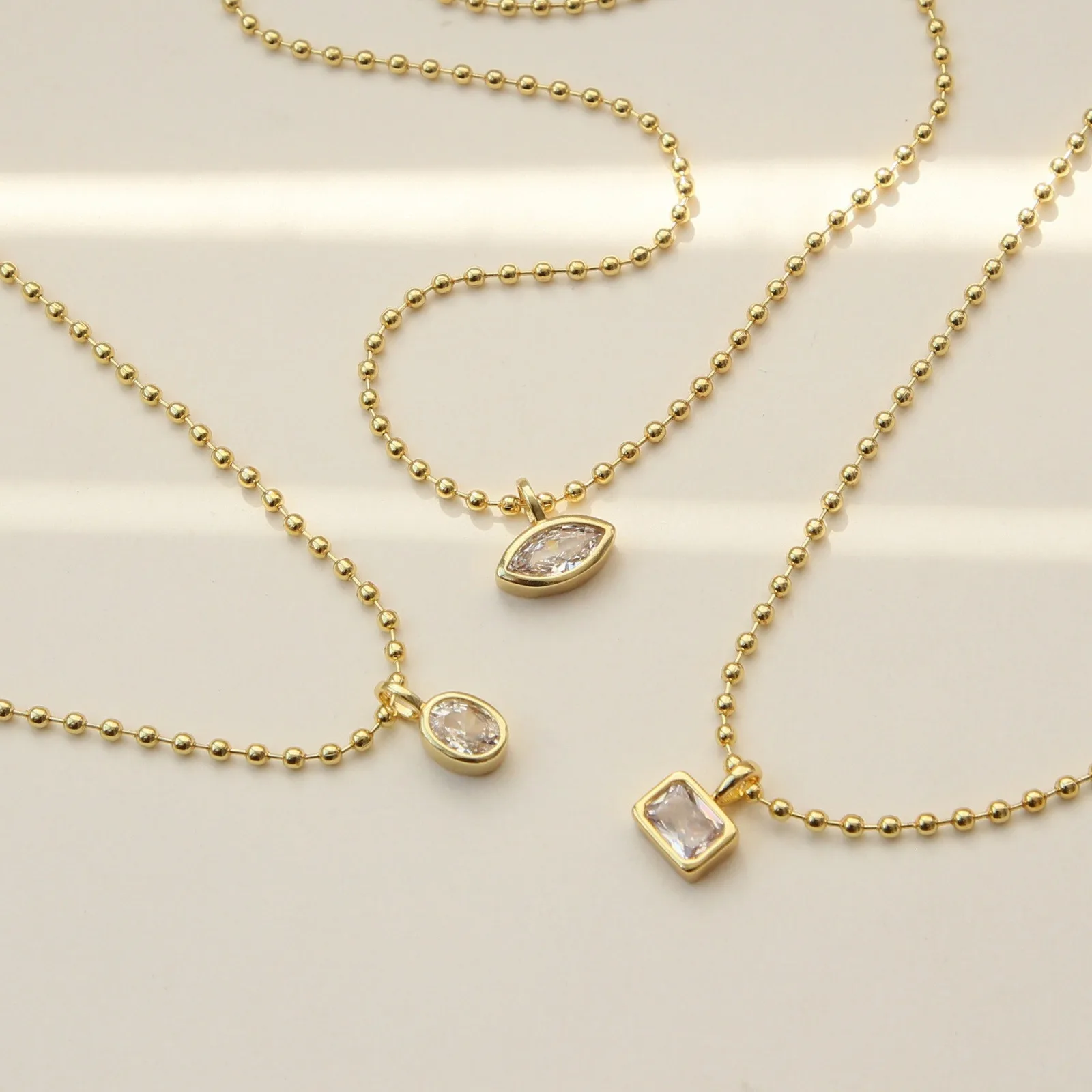 Großhandel Geometrischer Klarer Zirkonia-Anhänger Charm-Halskette 18K Vergoldete Messing-Kugelkette Stilvolles Geschenk für Frauen, 1 Stück – Detail 2