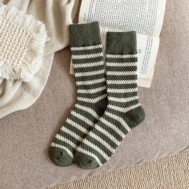 5 أزواج من مجموعة الخريف والشتاء الجديدة مع جوارب متوسطة مخططة سميكة مخملية جوارب طويلة متعددة الاستخدامات لدفء الشتاء