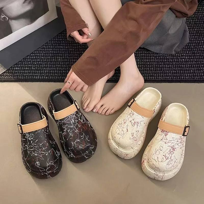 

Женская обувь с отверстиями для увеличения высоты на толстой подошве с граффити, новинка 2023 года, летние универсальные сандалии Baotou, тапочки