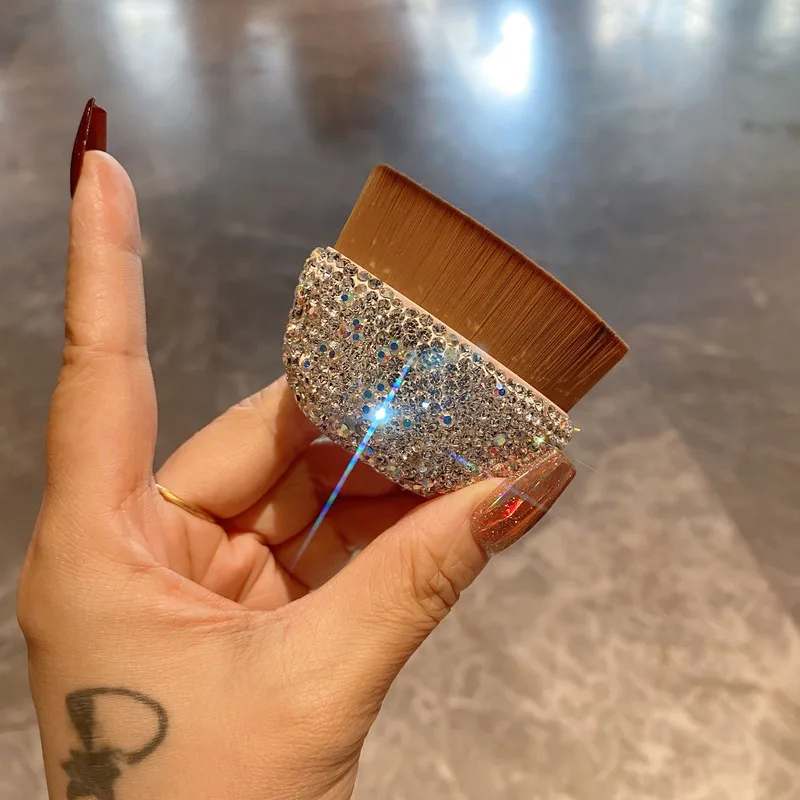Diamond-Encrusted Portable Foundation Brush for Makeup High-Shine Seamless Loose Powder Light Weight Cosmetic Tool