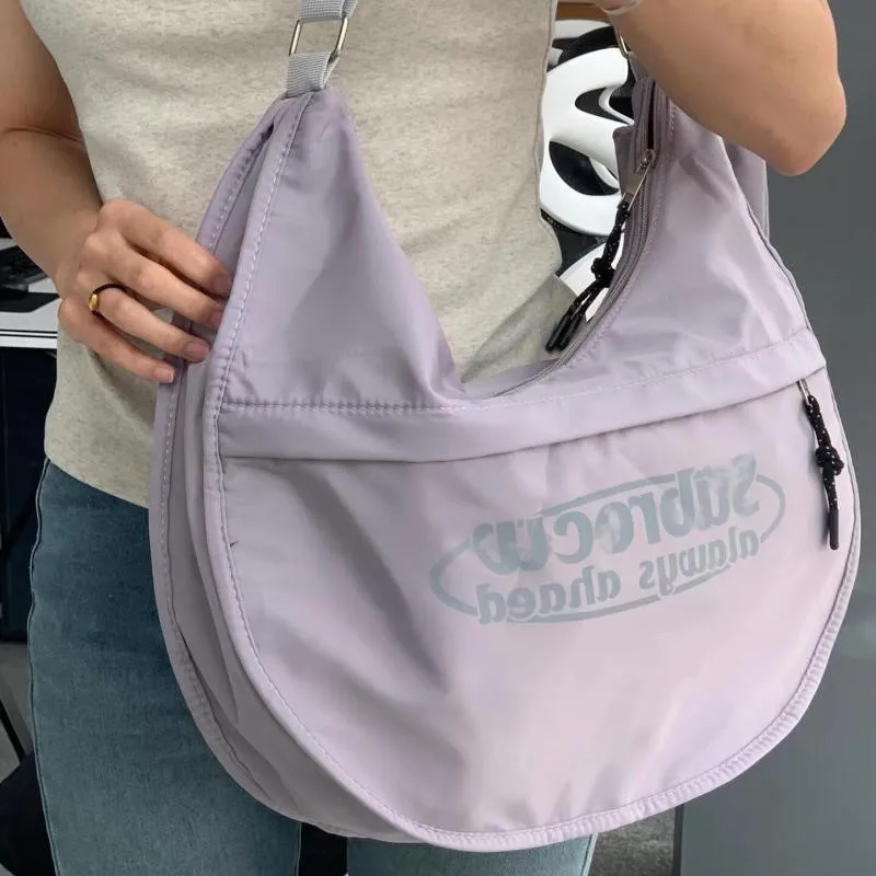 

Фиолетовые сумки на плечо с буквенным принтом, женские спортивные яркие сумки-тоут большой вместимости, женская модная универсальная сумка через плечо в форме полумесяца